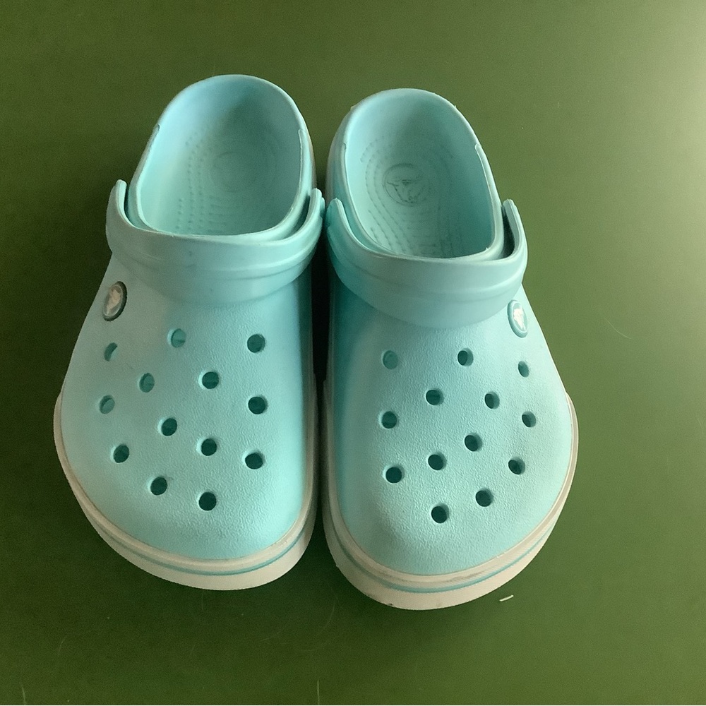 Women beautiful blue crocs,beautiful blue color W “size & M 5 ….barely used